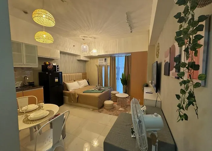 Staycation Near Venice Mall Mckinley Taguig Apartment